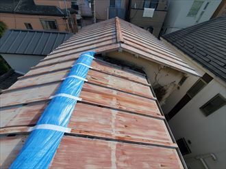 棟板金が剥がれた瓦棒屋根の調査